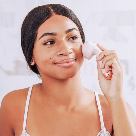 Почистваща и масажираща четка за лице