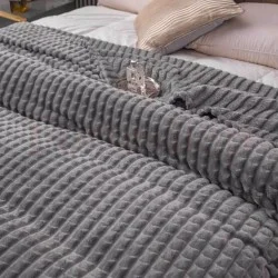 Сиво плюшено одеяло