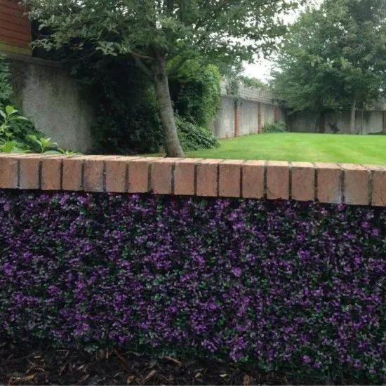 ПАНО ОТ ИЗКУСТВЕНА ЗЕЛЕНА ДЕКОРАЦИЯ С ЛИЛАВИ ЦВЕТЧЕТА