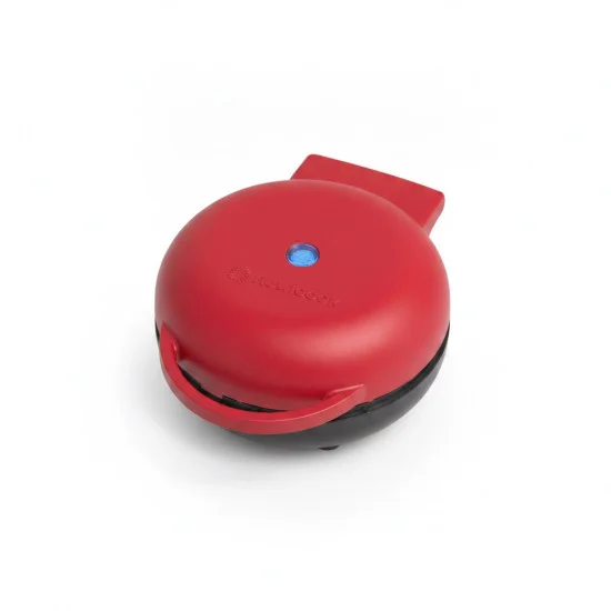 Червен мини гофретник Nutricook Mini Waffle Maker с чиния прясно изпечени гофрети и боровинки